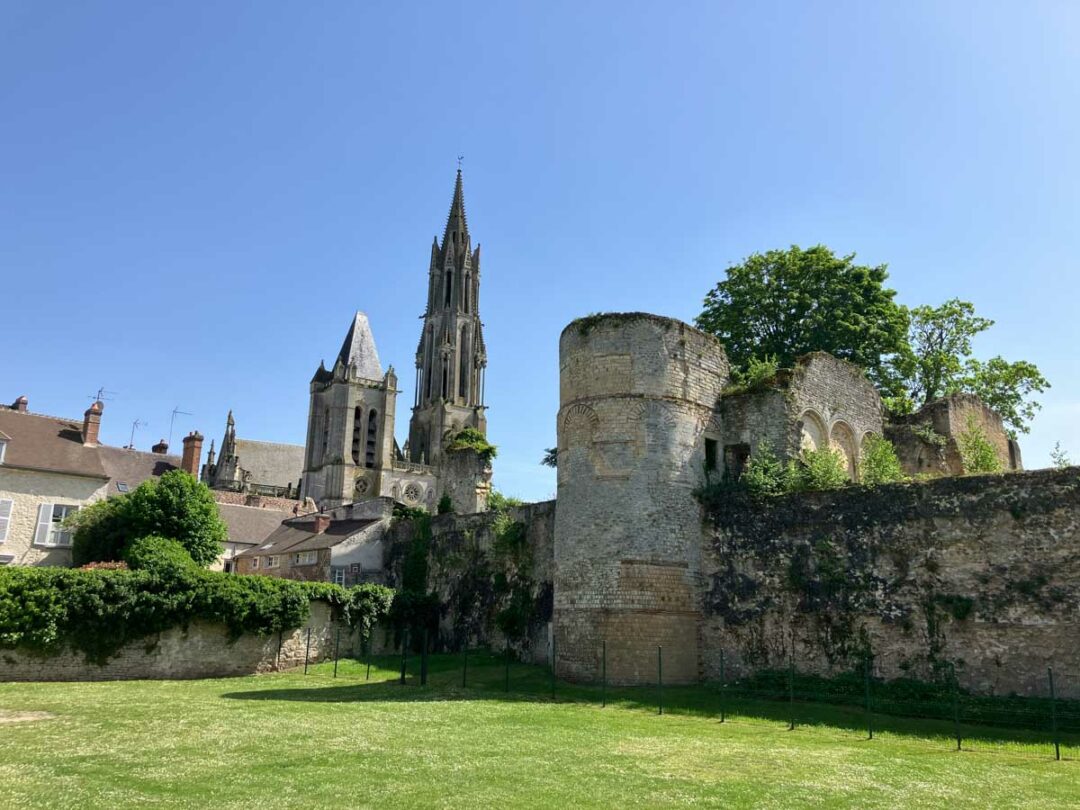 rempart et tours de la cathédrale de Senlis