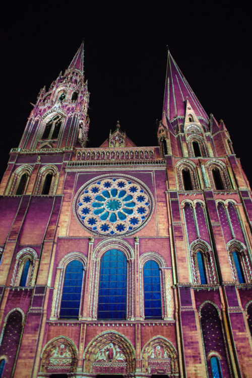 Chartres en lumière : la façade principale de la cathédrale