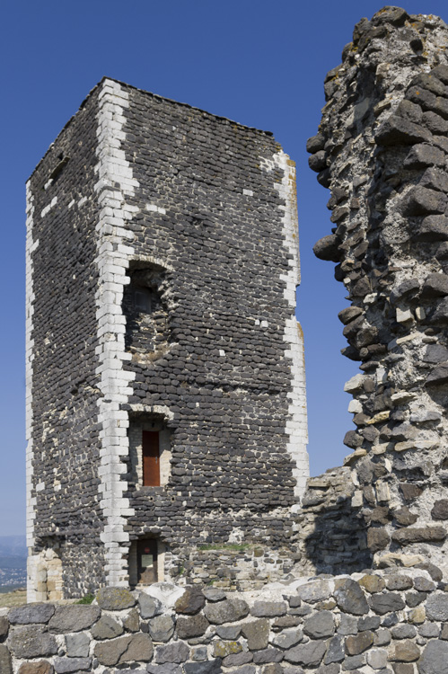 les ruines du donjon de Mirabel