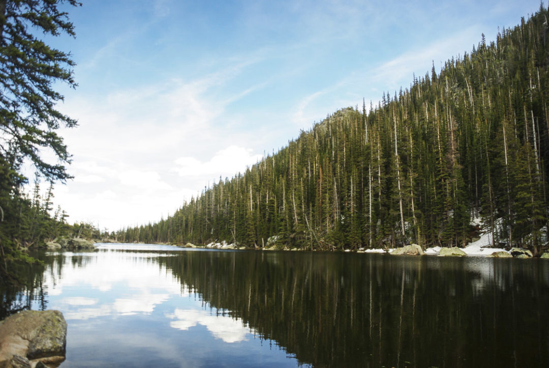 Randonnée à Dream Lake dans le Parc National des Rocheuses