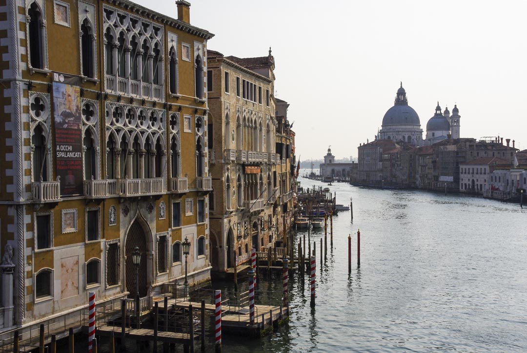 le grand canal au niveau du pont de l'Academie à Venise