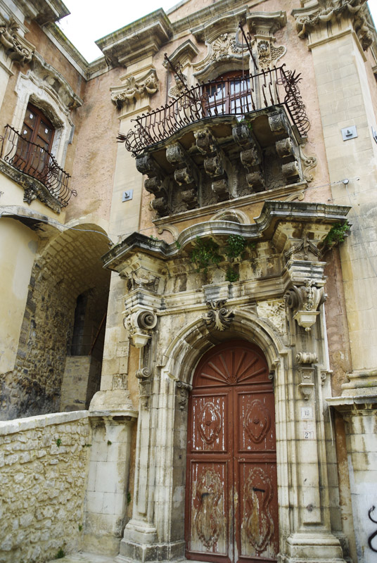 porte baroque ouvragée à Ragusa Ibla