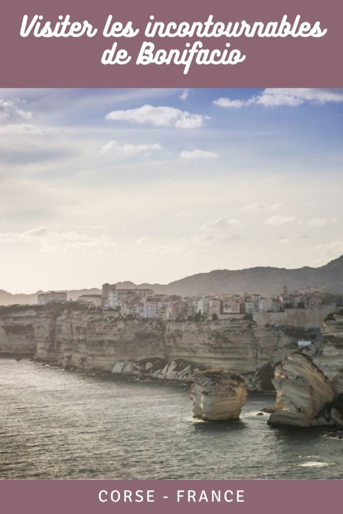 Que voir à Bonifacio ? Découvrez les incontournables de la ville la plus spectaculaire de Corse construite à flanc de falaise, baignez vous dans les eaux turquoises des Iles Lavezzi ou des plages de rêve de la Corse du Sud.