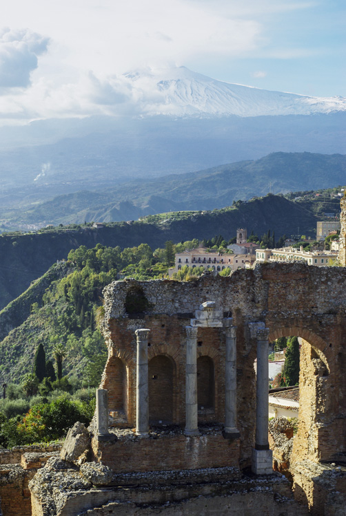 Théatre grec de Taormina avec vue sur l'Etna