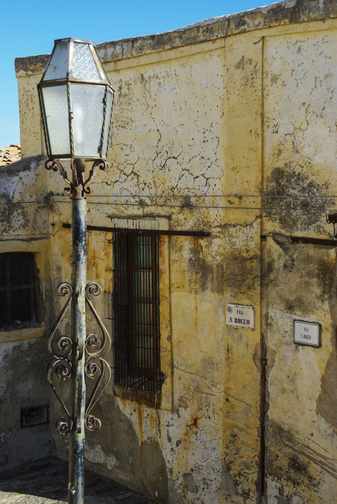 détail d'une ruelle dans le village de Savoca en Sicile