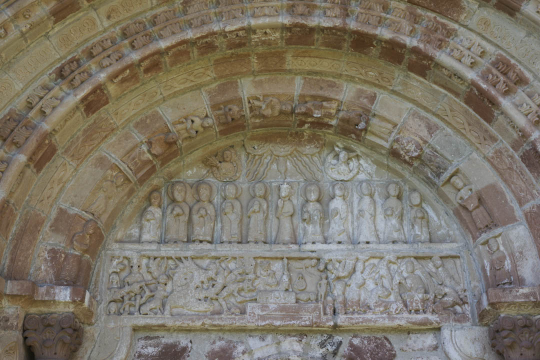 détail du fronton de l'Eglise romane de Perse à Espalion
