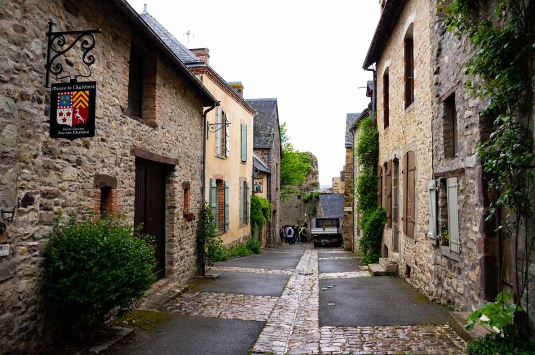 Que voir à SainteSuzanne et dans ses environs ? Voyager en photos