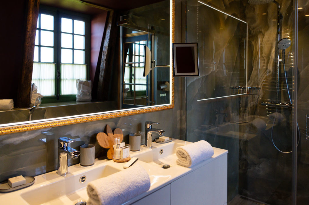 Salle de bain dans une des chambres du Château de Courcelles