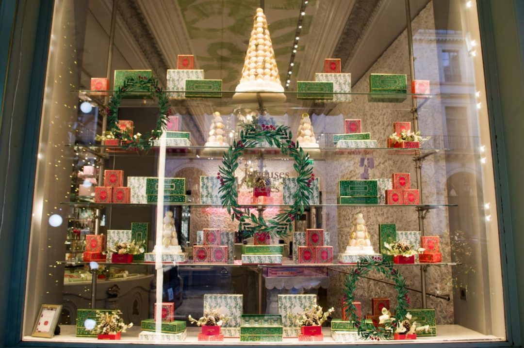 boutique Ladurée rue de Castiglione à Paris décorée pour les fêtes de fin d'année