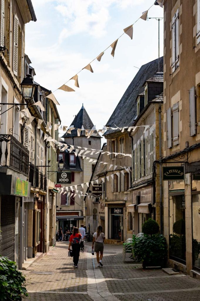 rue piétonne commerçante dans le centre-ville de Nevers