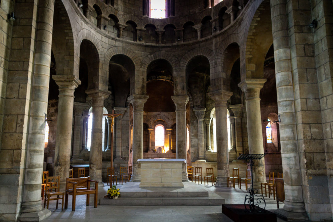 intérieur de l'église romane de Nevers