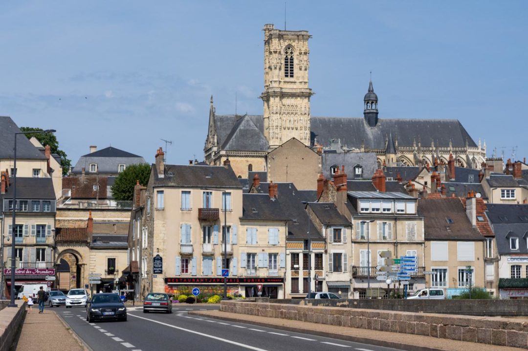 vue sur Nevers depuis le pont de la Loire