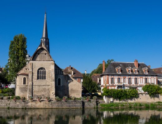 l'Eglise Saint-Maurice le long de l'Yonne à Sens