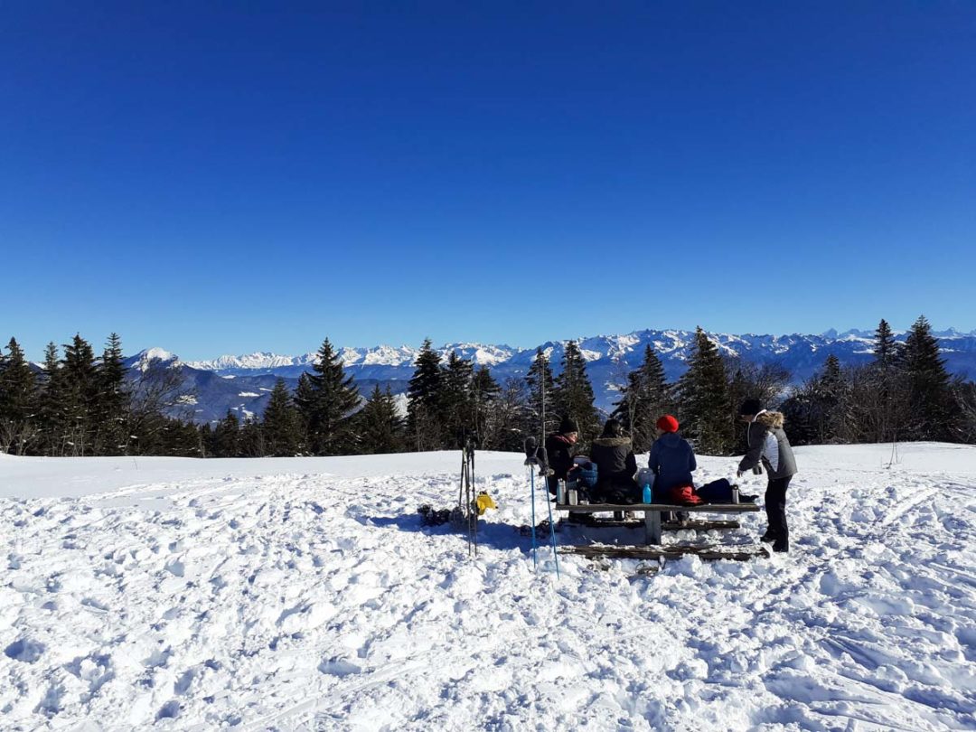 Vue sur les Alpes depuis le haut du télésiège de la Quoi dans le domaine skiable d'Autrans