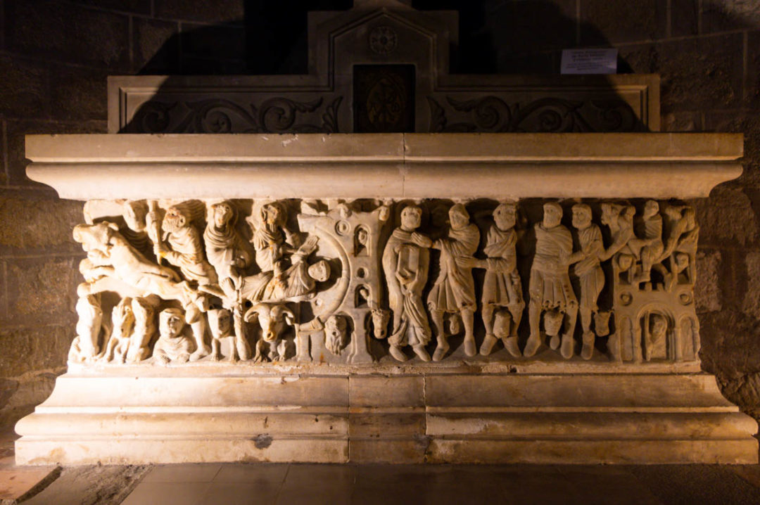 le Sarcophage de Maitre Casbestany dans l'Abbaye de Saint-Hilaire