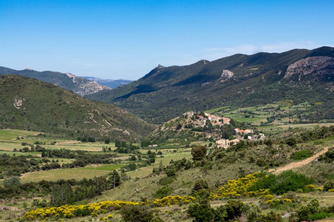 Panorama sur le village de Cucugnan dans l'Aude