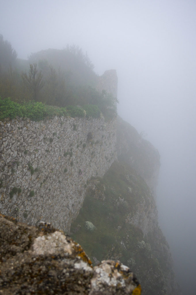 le chateau de Peyrepertuse dans le brouillard