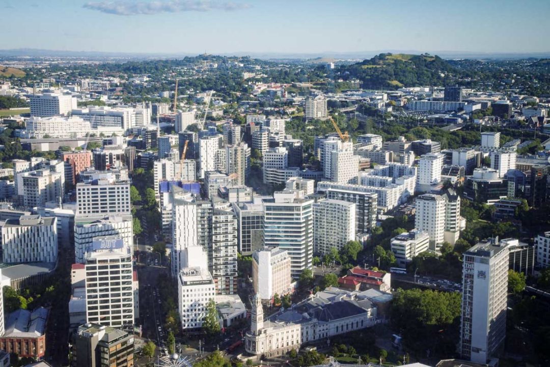panorama sur la ville d'Auckland et le Mont Eden depuis la Sky Tower