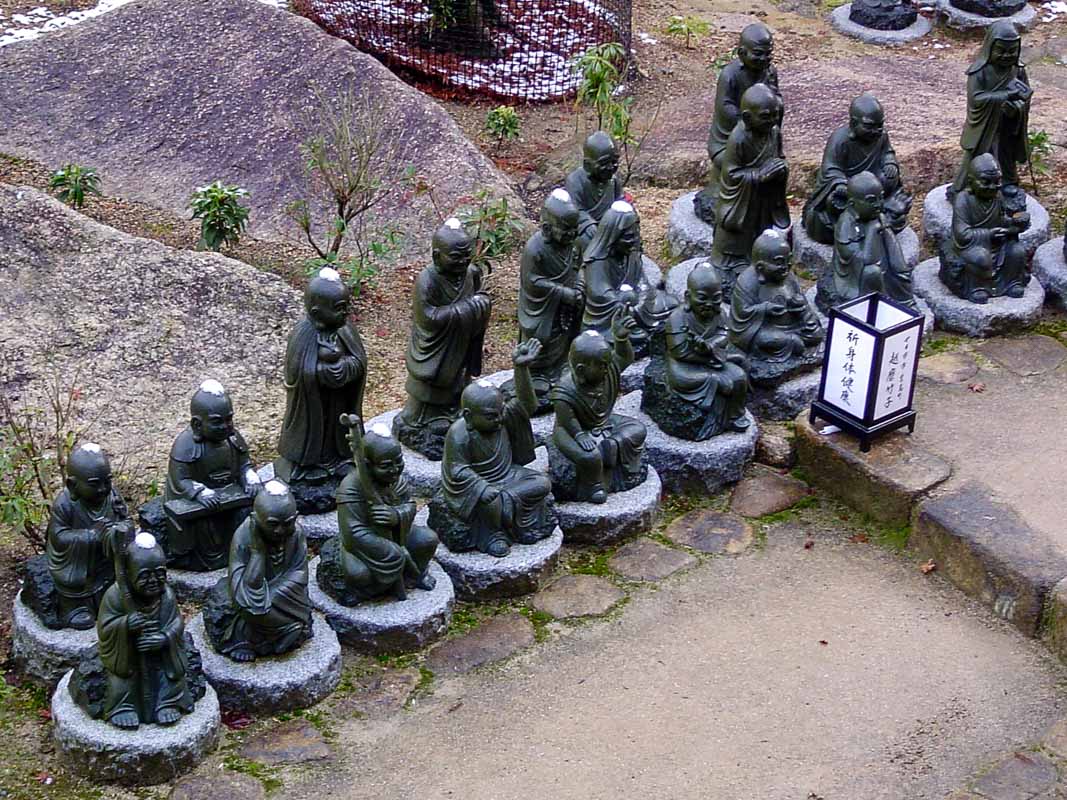 de nombreux bouddhas dans le temple de Daisho-In à Miyajima