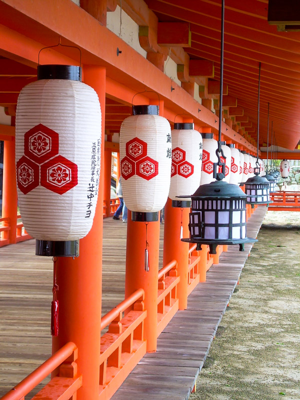 Visite du sanctuaire shinto Itsukushima : détail des lanternes décoratives
