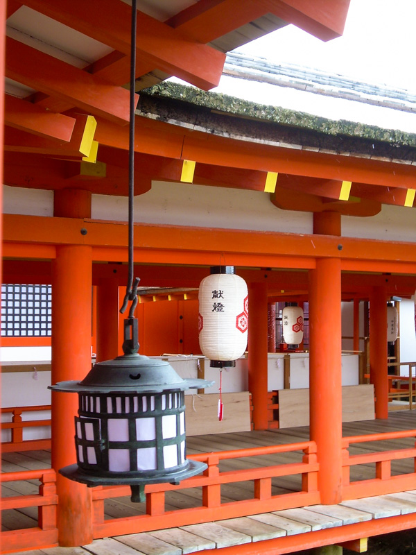Visite du sanctuaire shinto Itsukushima : détail des lanternes décoratives