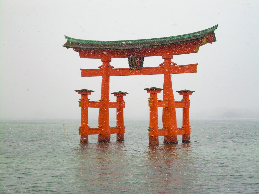 le tori flottant d'Itsukushima à marée haute