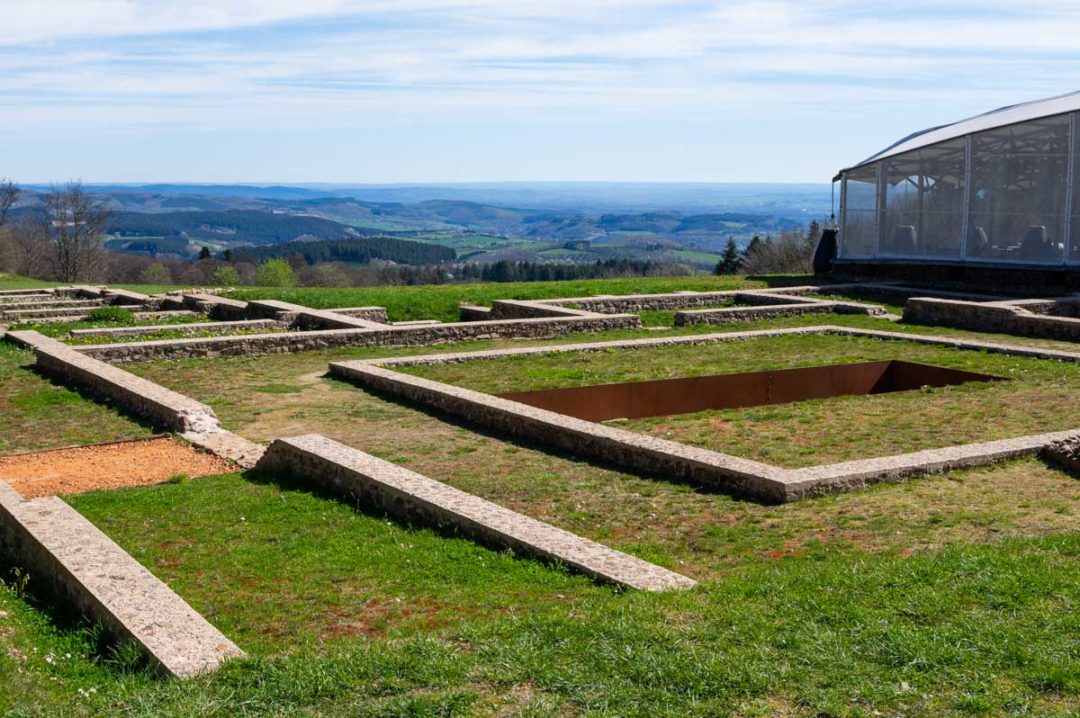 les vestiges de la cité gallo-romaine de Bibracte sur le Mont Beuvray