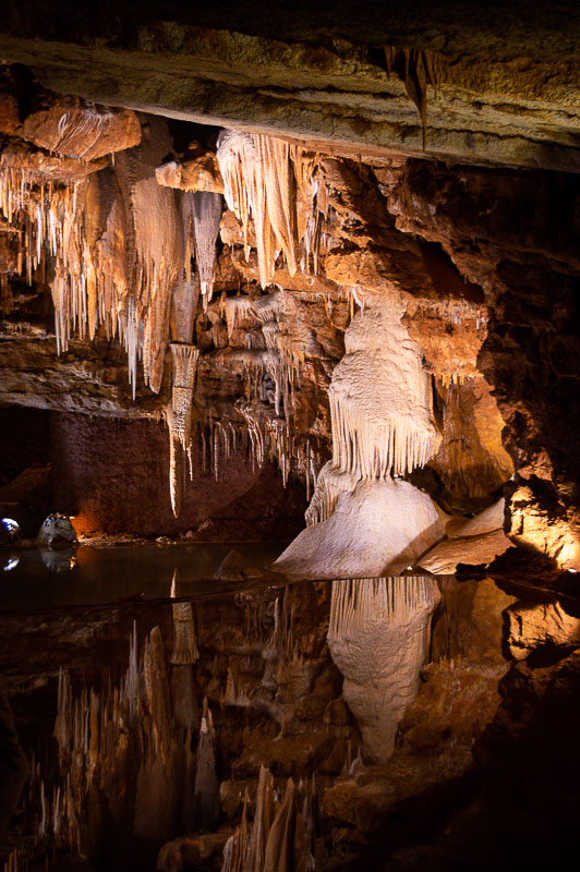 jeu de reflet dans la grotte de Lacave