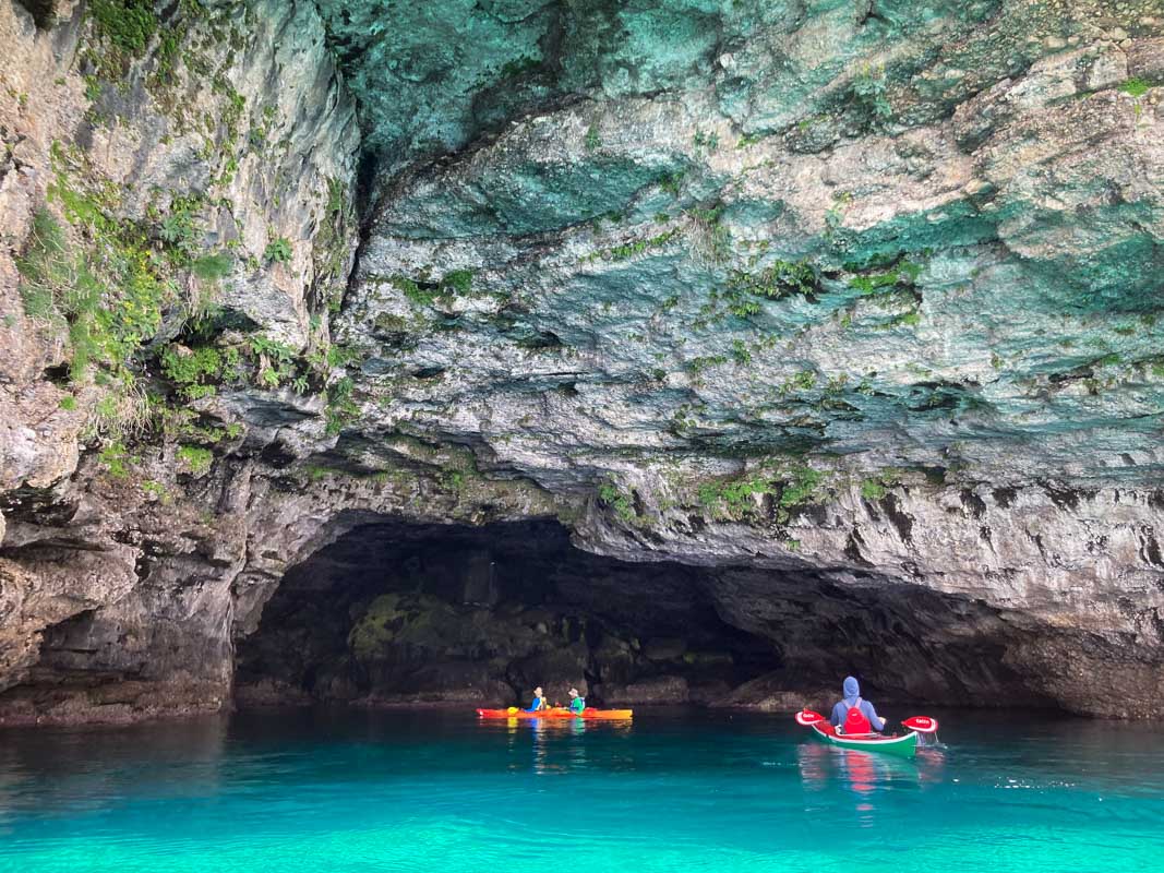 exploration de grottes le long de la cote sud de la Crete près de Chora Sfakion
