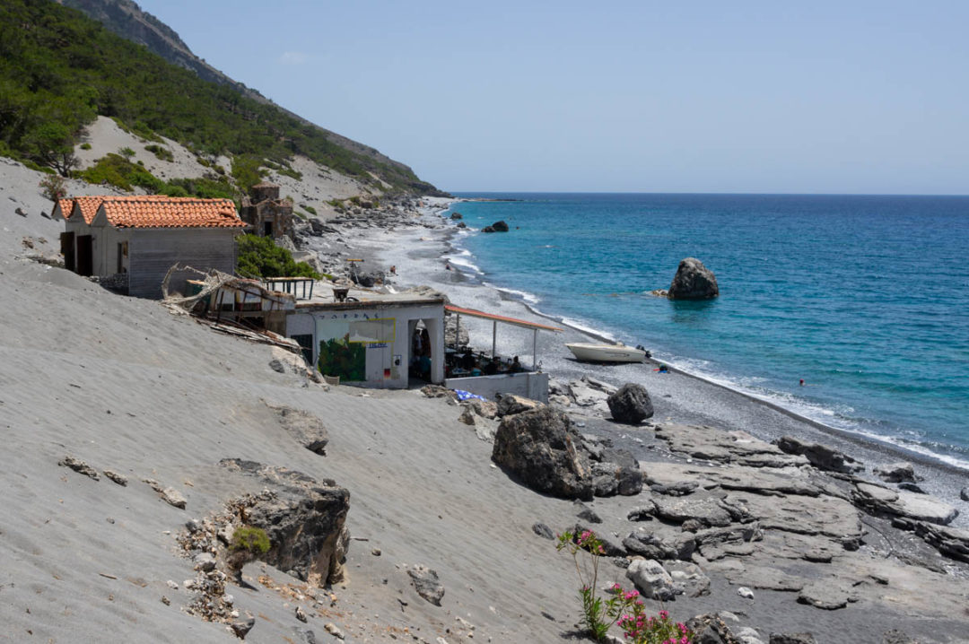 taverna isolée sur une plage sauvage entre Agia Rouméli et Loutro