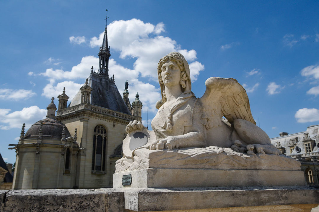 Sculpture à l'entrée du Château de Chantilly