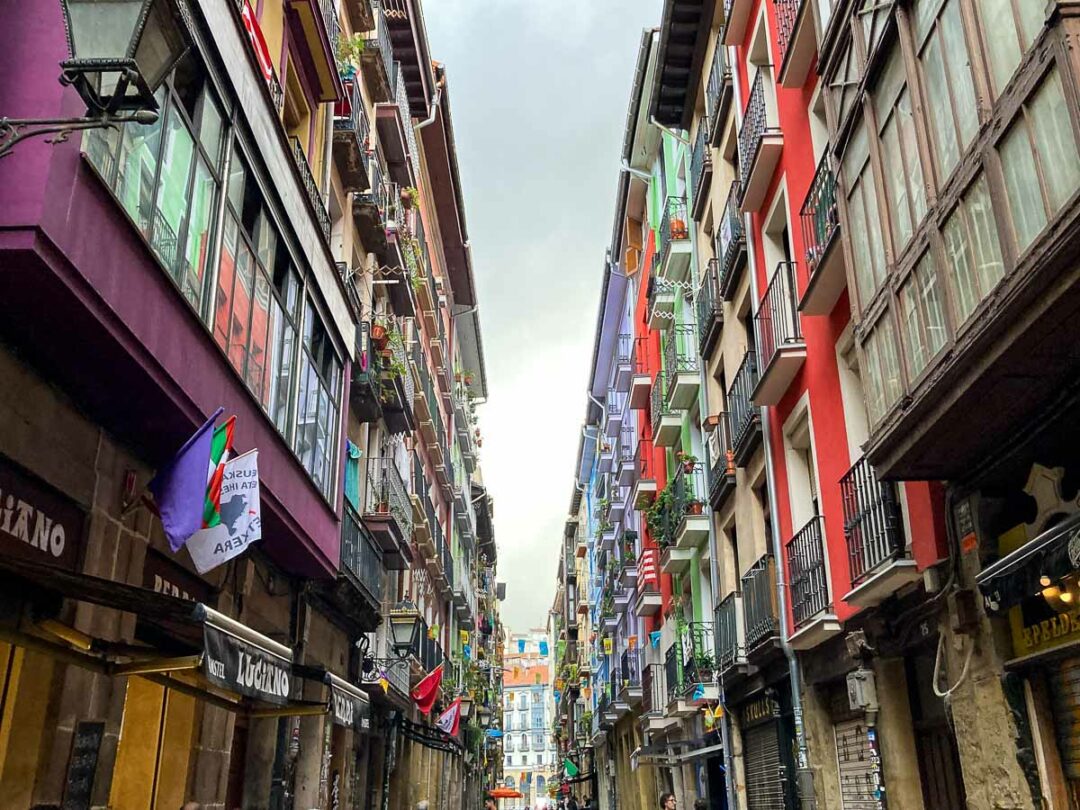 les immeubles colorés du centre historique de Bilbao