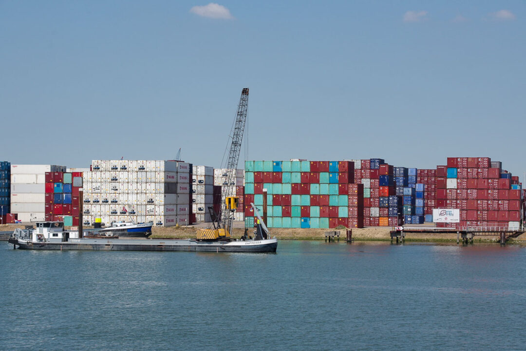 les conteneurs dans le port de Rotterdam
