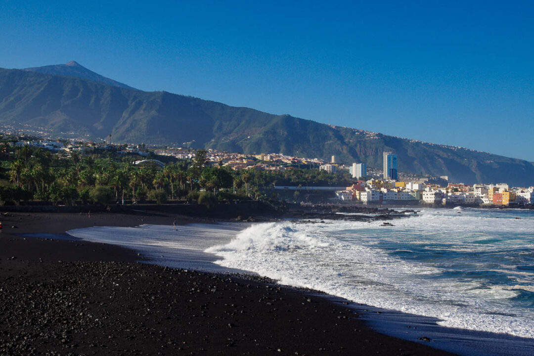 plage de sable noir à Puerto de la Cruz avec vue sur le Teide