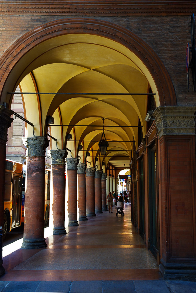 les arcades dans le centre-ville de Bologne