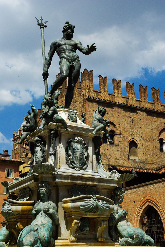 la fontaine de Neptune sur la piazza Maggiore de Bologne
