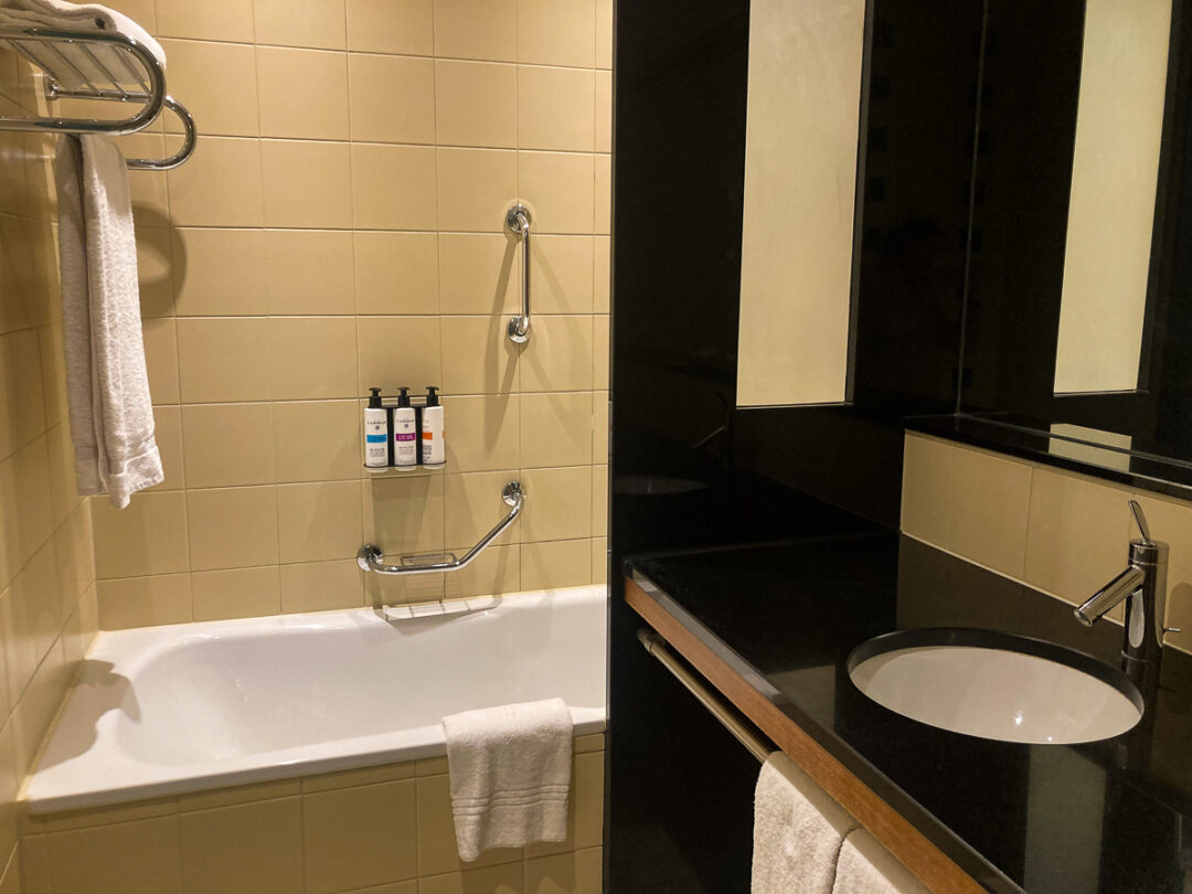 salle de bain de la chambre de l'hôtel Pullman Eindhoven Cocagne