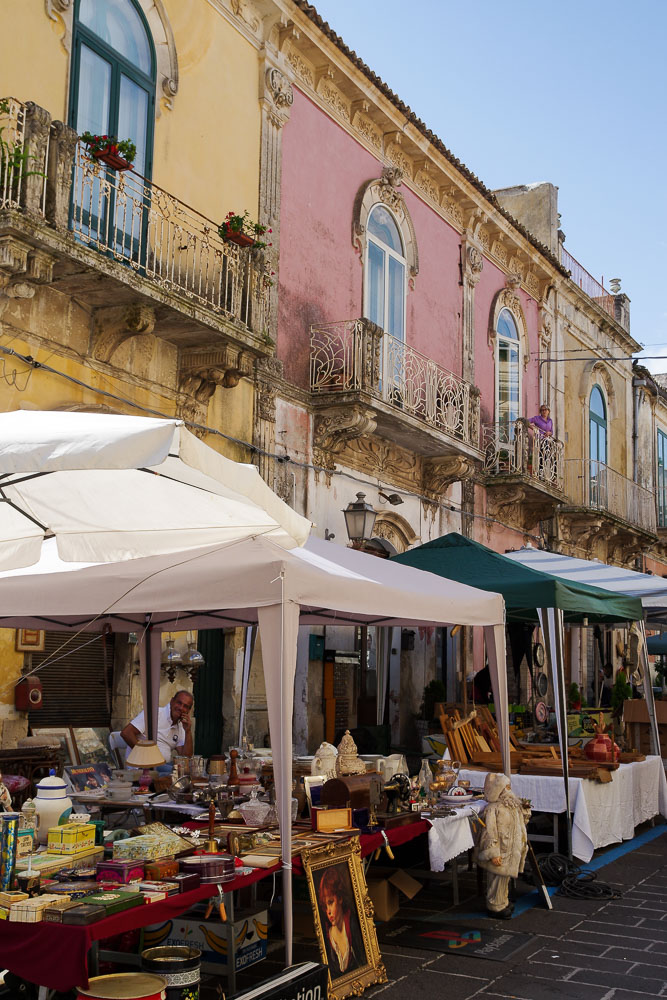 le marché dans la rue principale de Palazzolo Acreide