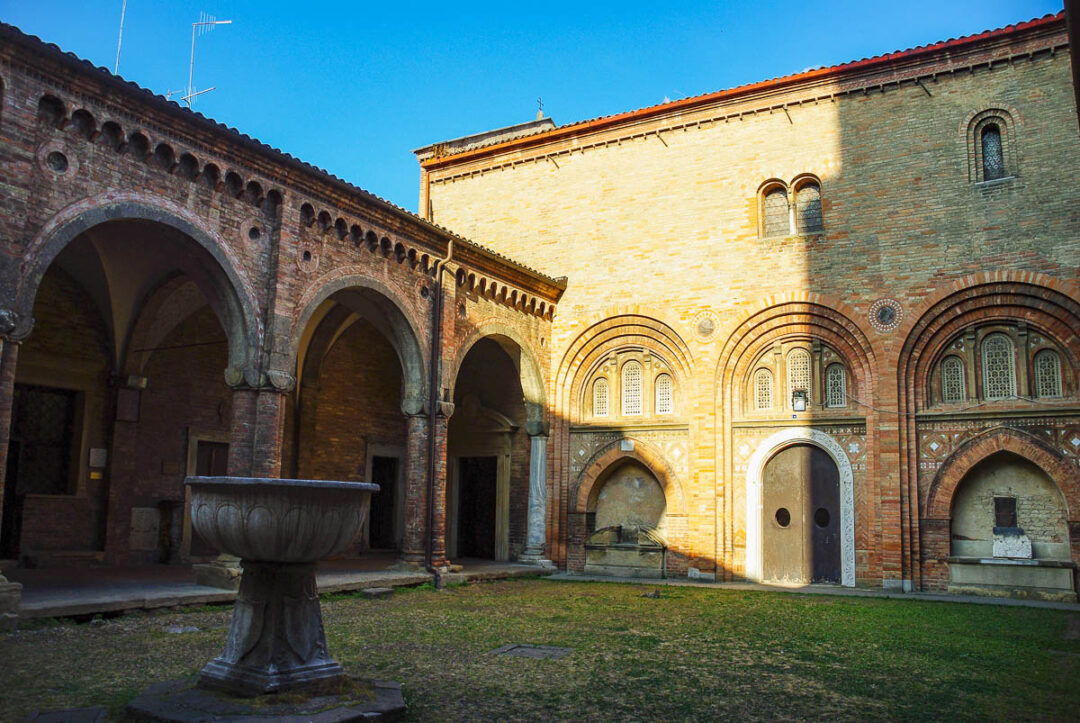 la basilique Romane San Stefano à Bologne : la cour de Pilate