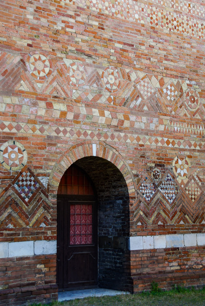 detail du travail de brique de la basilique San Stefano à Bologne