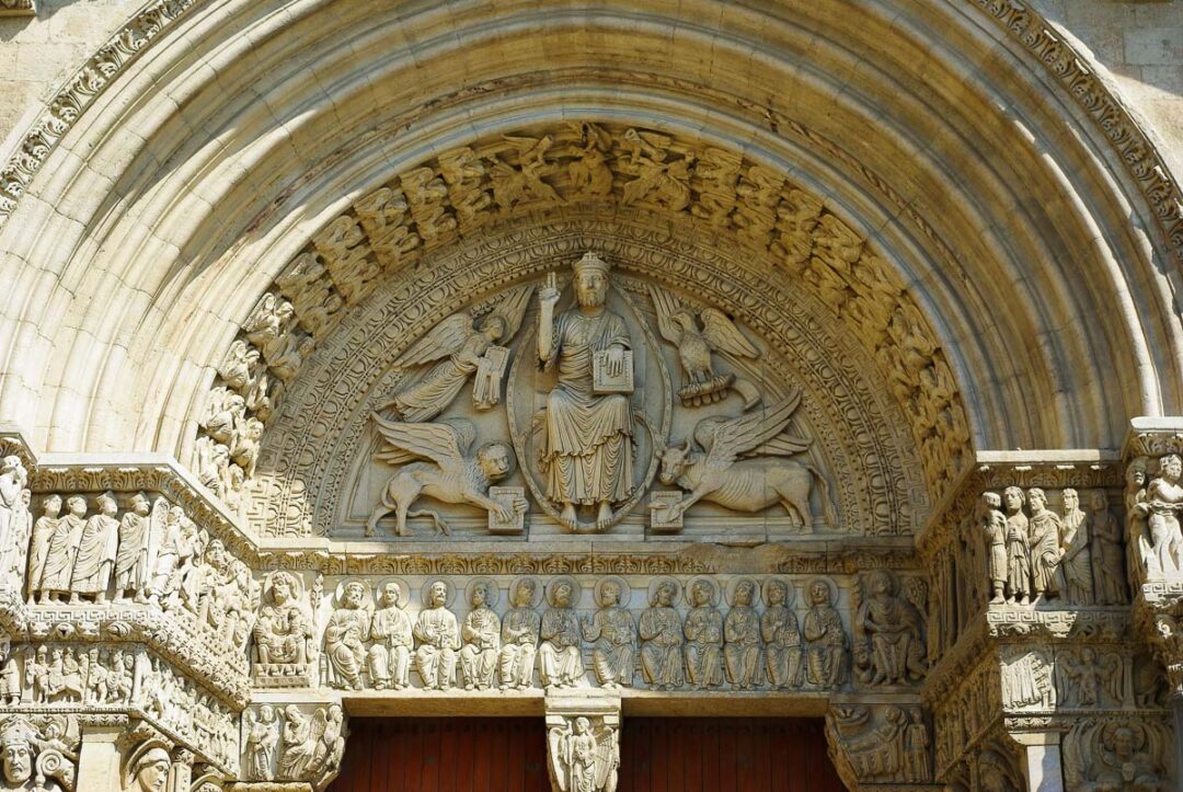 Fronton de l'Eglise Saint Trophime à Arles