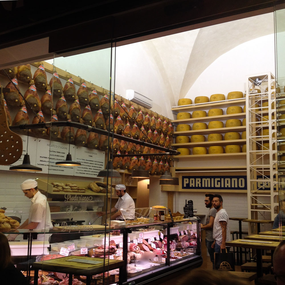 boutique de parmesan et charcuterie à Bologne