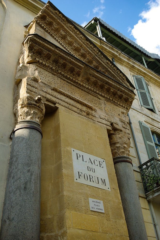 la place du Forum à Arles