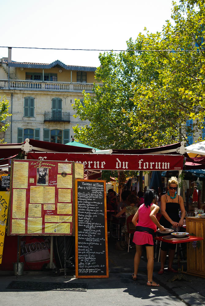 les cafés de la place du forum à Arles