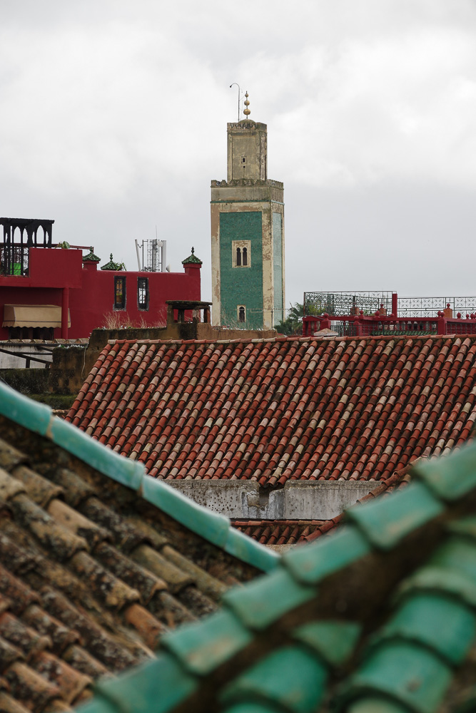 les toits de Meknes - vue sur un minaret