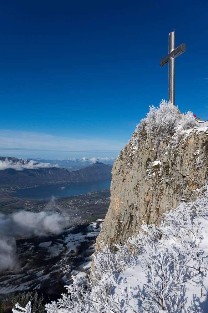 la croix du Nivolet sous la neige avec le panorama sur le Lac du Bourget