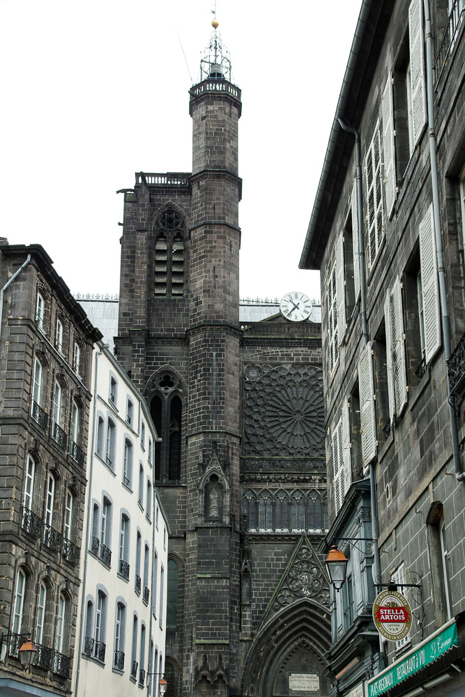 la cathédrale de Clermont-Ferrand en pierres de lave