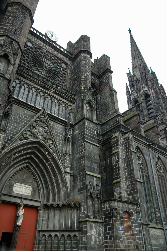 la cathédrale de Clermont-Ferrand en pierres de lave