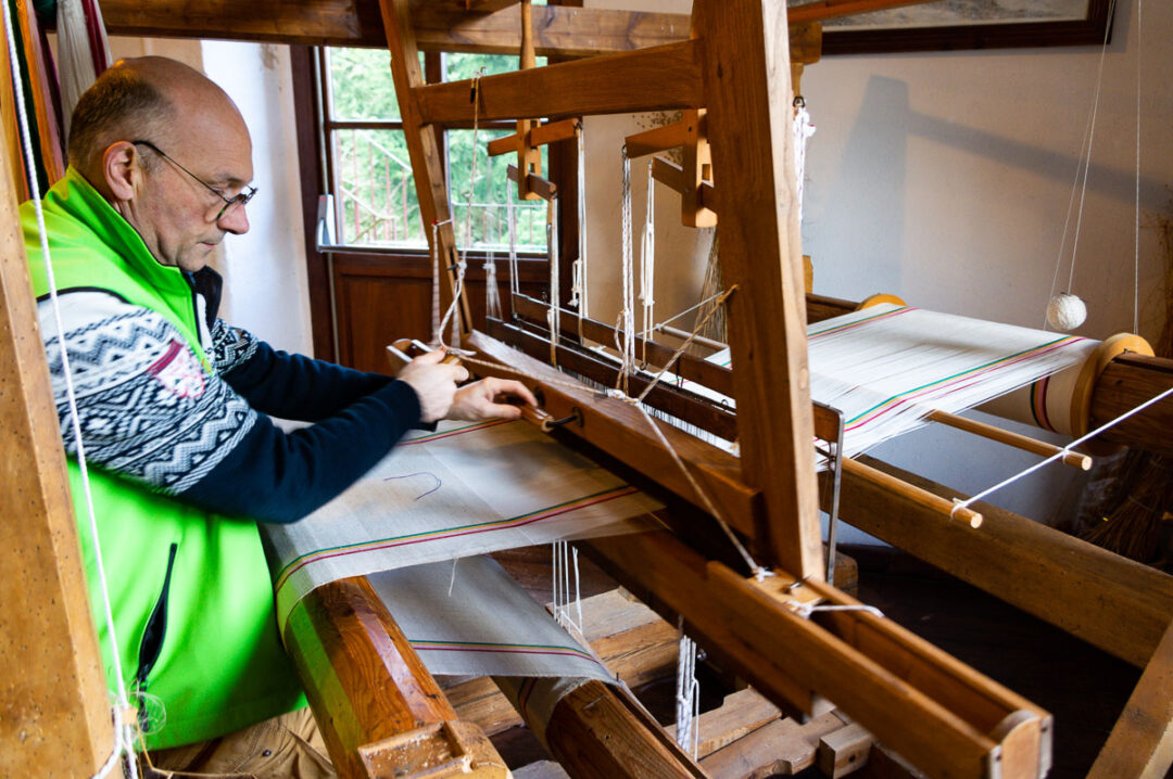 démonstration des métiers à tisser manuels au Musée du Textile des Vosges