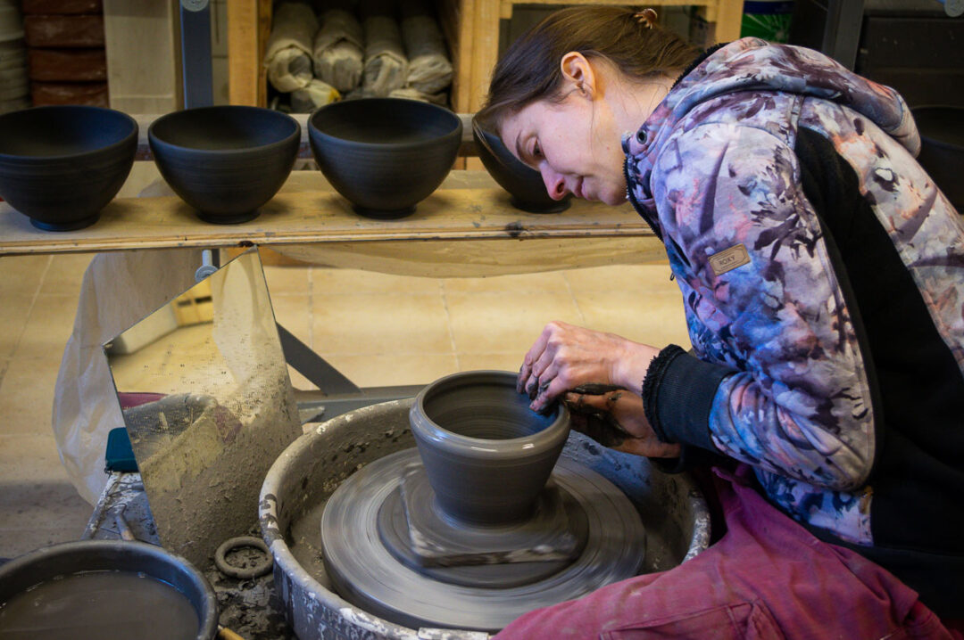 Emilie dans son atelier de poterie à Rochesson